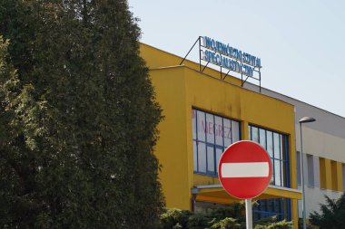 Silezya, Polonya, 2 Nisan 2020: Eski hastane, Coronavirus hastalarının izolasyonuna adapte edildi. Coronavirus salgını, Bulaşıcı Hastalıklar Hastanesi. Avrupa 'da Covid-19 salgını.