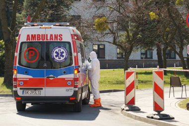 Silesia, Polonya, 2 Nisan 2020: Coronavirus salgını, Polonya Ambulans Servisi 'nin sağlık personeli, koşuşturmadan sonra test merkezi. Bulaşıcı hastalıklar hastanesi. Avrupa 'da Covid-19 salgını.