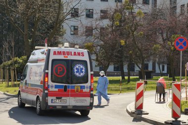 Silesia, Polonya, 2 Nisan 2020: Coronavirus salgını, Polonya Ambulans Servisi 'nin sağlık personeli, koşuşturmadan sonra test merkezi. Bulaşıcı hastalıklar hastanesi. Covid-19 'lu hastaların tahliyesi