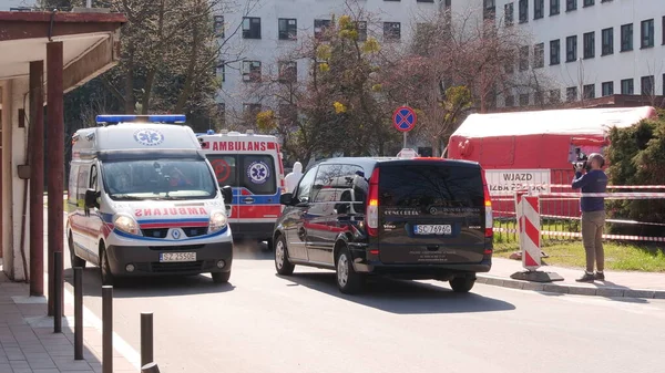 西里西亚 2020年4月3日 科罗纳威斯疫情爆发 波兰救护部门的辅助医务人员 以及运送遇难者尸体的车队 传染病医院 Covid 19流行病在欧洲 — 图库照片