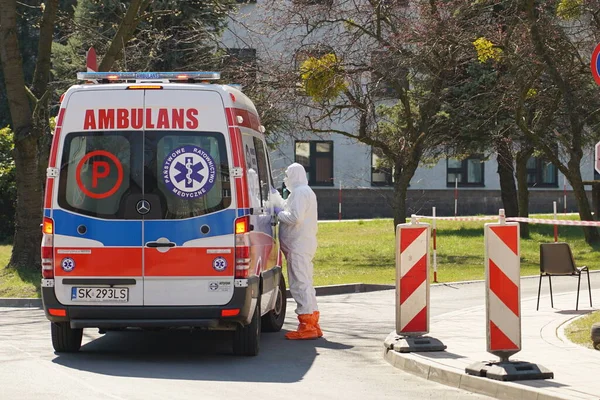 西里西亚 2020年4月2日 科罗纳韦勒斯爆发 波兰救护处的辅助医务人员 急流过后的测试中心 传染病医院 Covid 19流行病在欧洲 — 图库照片