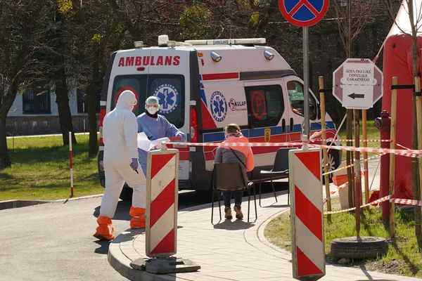 西里西亚 2020年4月2日 科罗纳韦勒斯爆发 波兰救护处的辅助医务人员 急流过后的测试中心 传染病医院 Covid 19患者的撤离 — 图库照片