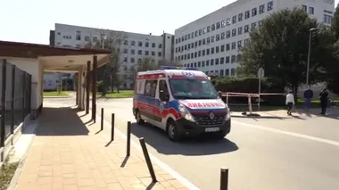 Silesia, Polonya, 2 Nisan 2020: Coronavirus salgını, Polonya Ambulans Servisi 'nin sağlık personeli, koşuşturmadan sonra test merkezi. Bulaşıcı hastalıklar hastanesi. Avrupa 'da Covid-19 salgını.