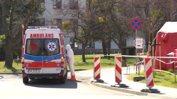 Silezië Polen April 2020 Coronavirusuitbraak Paramedisch Personeel Van Poolse Ambulance — Stockvideo