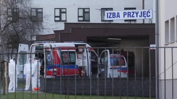 西里西亚 2020年4月2日 科罗纳韦勒斯爆发 波兰救护处的辅助医务人员 急流过后的测试中心 传染病医院 Covid 19患者的撤离 — 图库视频影像