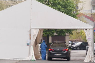 Katowice, Polonya - 6 Mayıs 2020: Coronavirus Drive Thru Testi. Kavram: covid-19 Salgın Test Merkezi. 