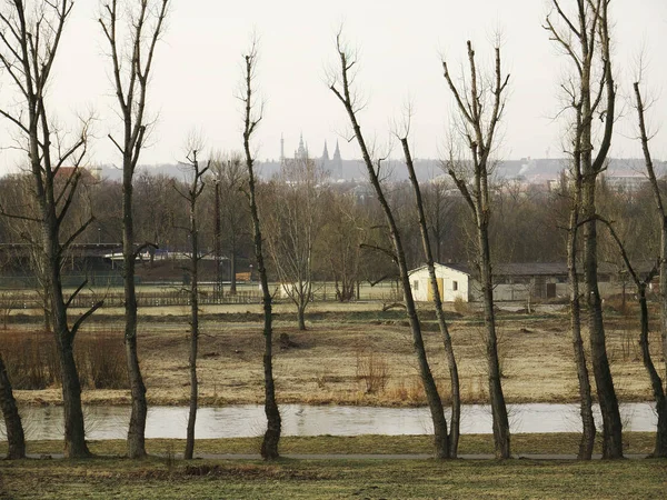 Вид на старинный замок через реку Влтаву — стоковое фото