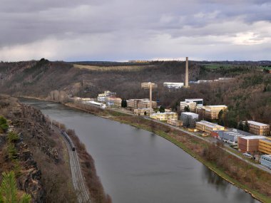 Rez kasabası yakınlarındaki kayalardan Vltava nehrinin güzel bir manzarası.