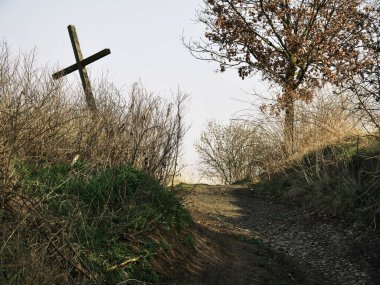 Prag yakınlarında eğimli bir haç.
