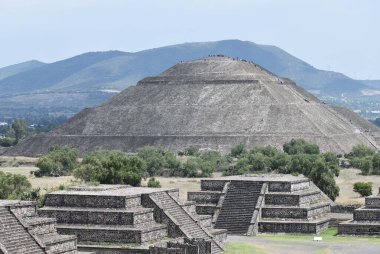 Güneşin piramidinin, Meksiko City 'den 60 km uzaklıktaki kutsal Teotihuacan' da yükselen turistlerle yan görüntüsü. 18 Haziran 2019