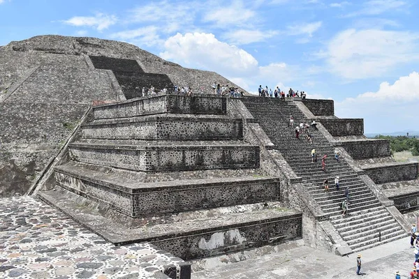 Vista Lateral Pirâmide Lua Com Turistas Subindo Escadas Teotihuacan México — Fotografia de Stock