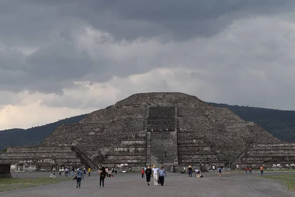 Widok Przodu Piramidy Księżyca Teotihuacan Turystów Spacerujących Chmury Które Przewidują — Zdjęcie stockowe