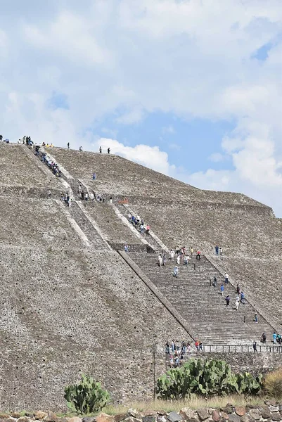 Vista Lateral Piramida Del Sol Teotihuacan México Com Turistas Subindo — Fotografia de Stock