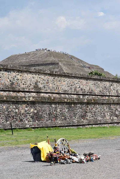 Stand Artisanat Avec Pyramide Soleil Les Touristes Qui Montent Les — Photo