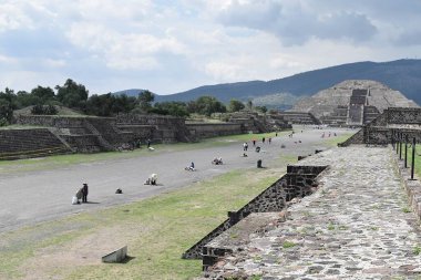 Teotihuacan piramidinin, Meksiko City 'den 60 km uzaklıktaki kutsal Teotihuacan' da yükselen turistlerle yan görüntüsü. 18 Haziran 2019