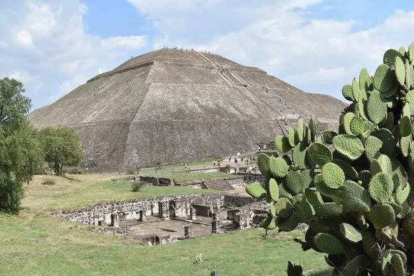 Vista Lateral Pirâmide Teotihuacan Com Turistas Que Ascendem Lugar Sacred — Fotografia de Stock