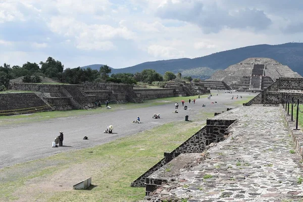 Vista Lateral Pirâmide Teotihuacan Com Turistas Que Ascendem Lugar Sacred — Fotografia de Stock