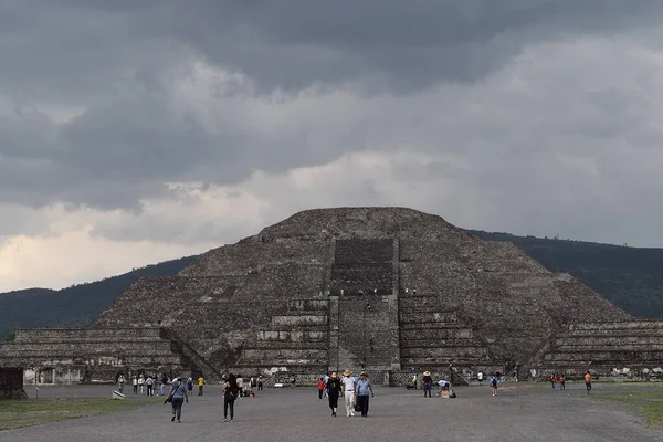 Vue Latérale Pyramide Teotihuacan Avec Des Touristes Montant Dans Lieu — Photo