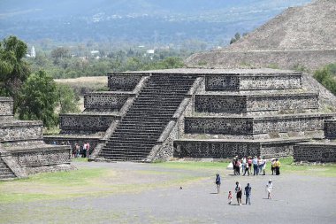 Meksiko 'dan 60 km uzaklıktaki kutsal mekânda yükselen turistlerle Teotihuacan piramitlerinin manzarası. 18 Haziran 2019