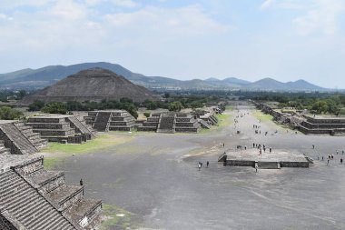 Meksiko 'dan 60 km uzaklıktaki kutsal mekânda yükselen turistlerle Teotihuacan piramitlerinin manzarası. 18 Haziran 2019
