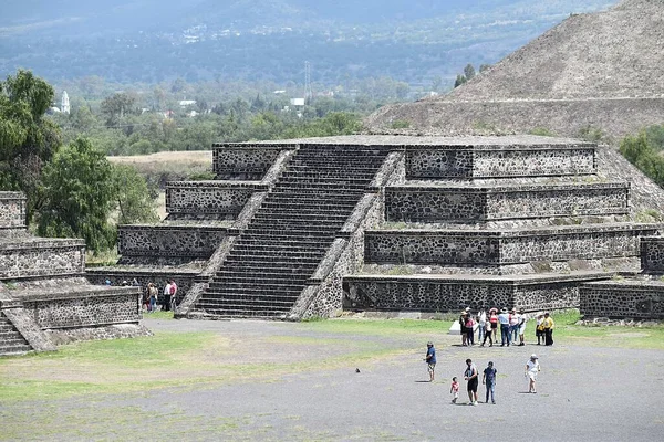 Vue Sur Les Pyramides Teotihuacan Avec Des Touristes Montant Dans — Photo