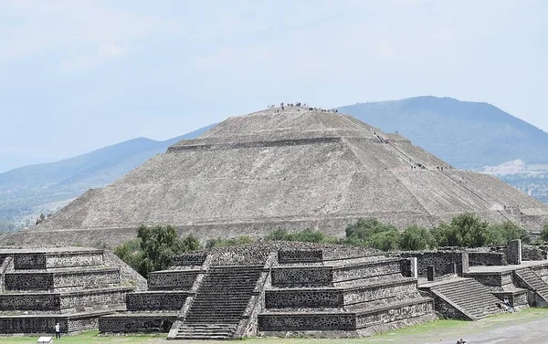 Vista Las Pirámides Teotihuacán Con Turistas Ascendiendo Lugar Sagrado Ciudad —  Fotos de Stock