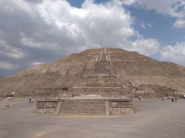 Meksiko 'dan 60 km uzaklıktaki kutsal mekânda yükselen turistlerin bulunduğu Teotihuacan piramitlerinin manzarası.