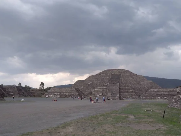 Utsikt över Teotihuacan pyramider med turister stiger i den heliga platsen 60 km från Mexico City. — Stockfoto