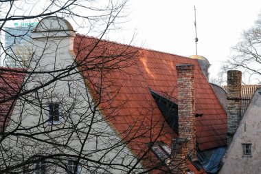 Riga 'da turuncu kil kiremitli çatı
