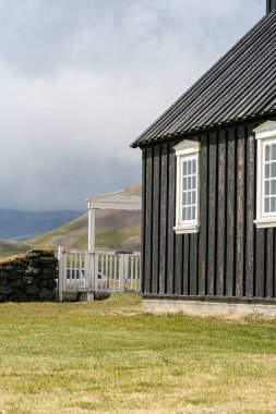 İzlanda sahilindeki siyah katranlı kereste kilisesi.