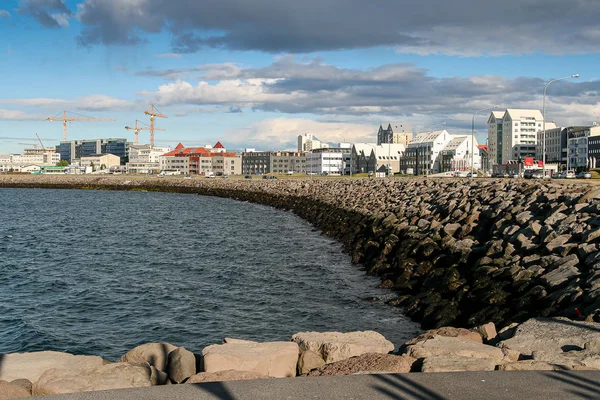 Bulutlu bir yaz gününde Reykjavik şehrinin manzarası