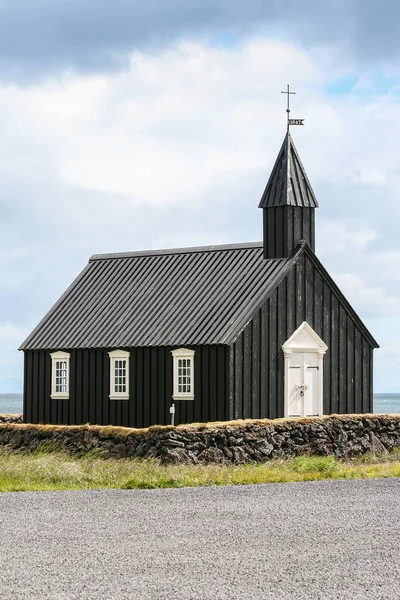Eglise Bois Goudronné Noir Sur Bord Mer Islande — Photo