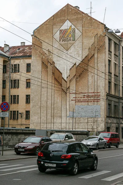 Bardzo Stare Malowane Sowieckie Ogłoszenie Budynku Rydze — Zdjęcie stockowe