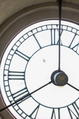 Eski bir kilise saatinin içinde.