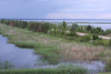 Gölden geçen köy yolu.