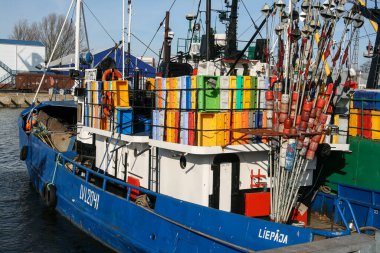 Liepaja, Letonya, 2009, Nisan, renkli kutularla balıkçı teknesi