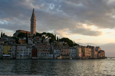 Rovinj, Hırvatistan, 2011, Temmuz, Gün batımında sudan uzak eski bir kasaba