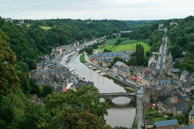 Normandiya, Fransa, Ağustos 2008, Kanalı ve yatları olan eski bir kasaba