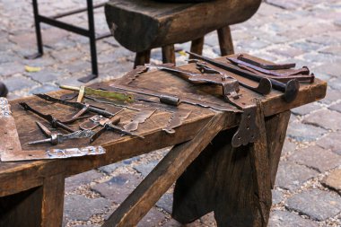 Çok eski geleneksel demir işidir.