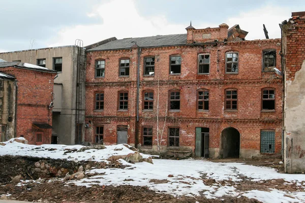 Edificio Ladrillo Industrial Viejo Dilapidado Invierno —  Fotos de Stock