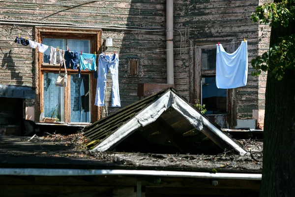 Ropa Colgando Sobre Viejo Edificio Madera Ruinas Verano —  Fotos de Stock