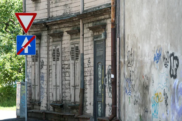 Antiguo Edificio Madera Con Graffiti Letrero Calle Lado —  Fotos de Stock