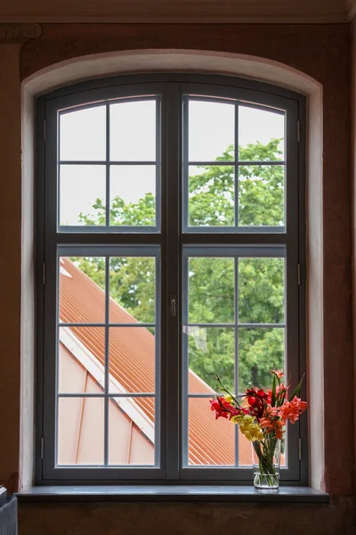 Bunte Blumen Auf Einem Alten Fensterbrett — Stockfoto