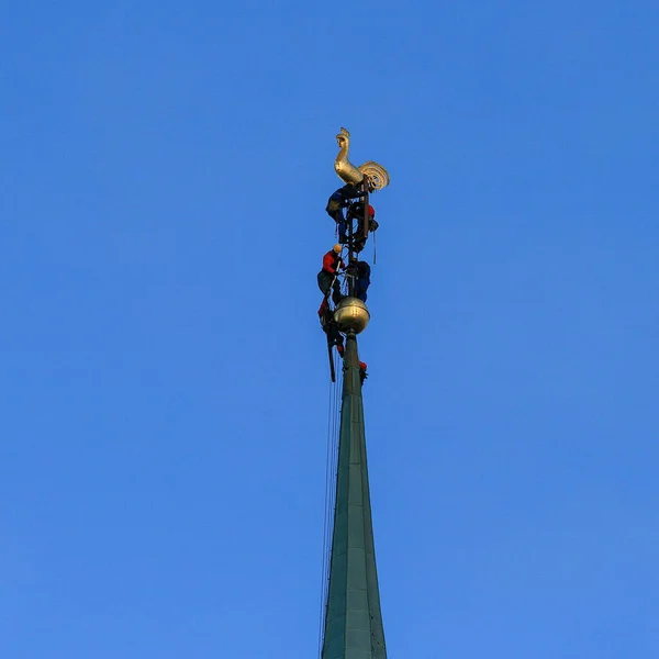 黄金の教会の尖塔を修理する労働者 ロイヤリティフリーのストック写真