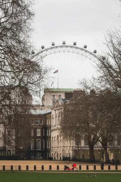 ロンドン 2020年3月 背景にロンドンの目で空のセント ジェームズ公園とレンタル自転車が立って残っています ストックフォト