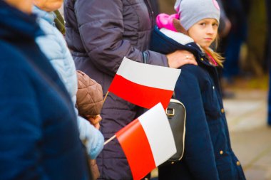 11.2019 Kielce Polonya - Polonya bayrağı rüzgarda savruluyor. Polonya bayrağı 