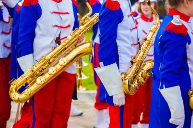 11.2019 Kielce / Polonya - Polonya 'da bağımsızlık gününde yürüyüş bandosu. Rüzgar enstrümanı çalan çocuklar flüt saksafon fagot çalıyorlar.. 