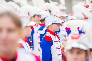 11.2019 Kielce / Polonya - Polonya 'da bağımsızlık gününde yürüyüş bandosu. Rüzgar enstrümanı çalan çocuklar flüt saksafon fagot çalıyorlar.. 
