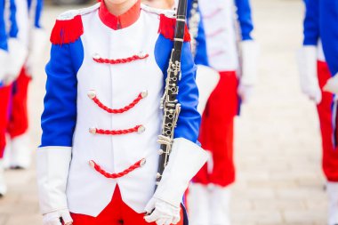 11.2019 Kielce / Polonya - Polonya 'da bağımsızlık gününde yürüyüş bandosu. Rüzgar enstrümanı çalan çocuklar flüt saksafon fagot çalıyorlar.. 
