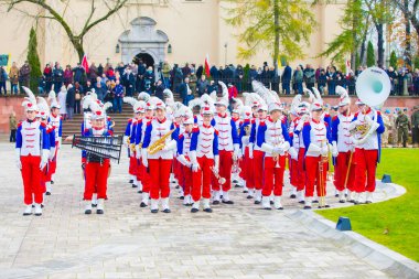11.2019 Kielce / Polonya - Polonya 'da bağımsızlık gününde yürüyüş bandosu. Rüzgar enstrümanı çalan çocuklar flüt saksafon fagot çalıyorlar.. 